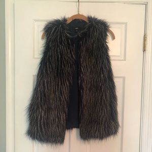 🌸Mossimo Navy/Black fur vest